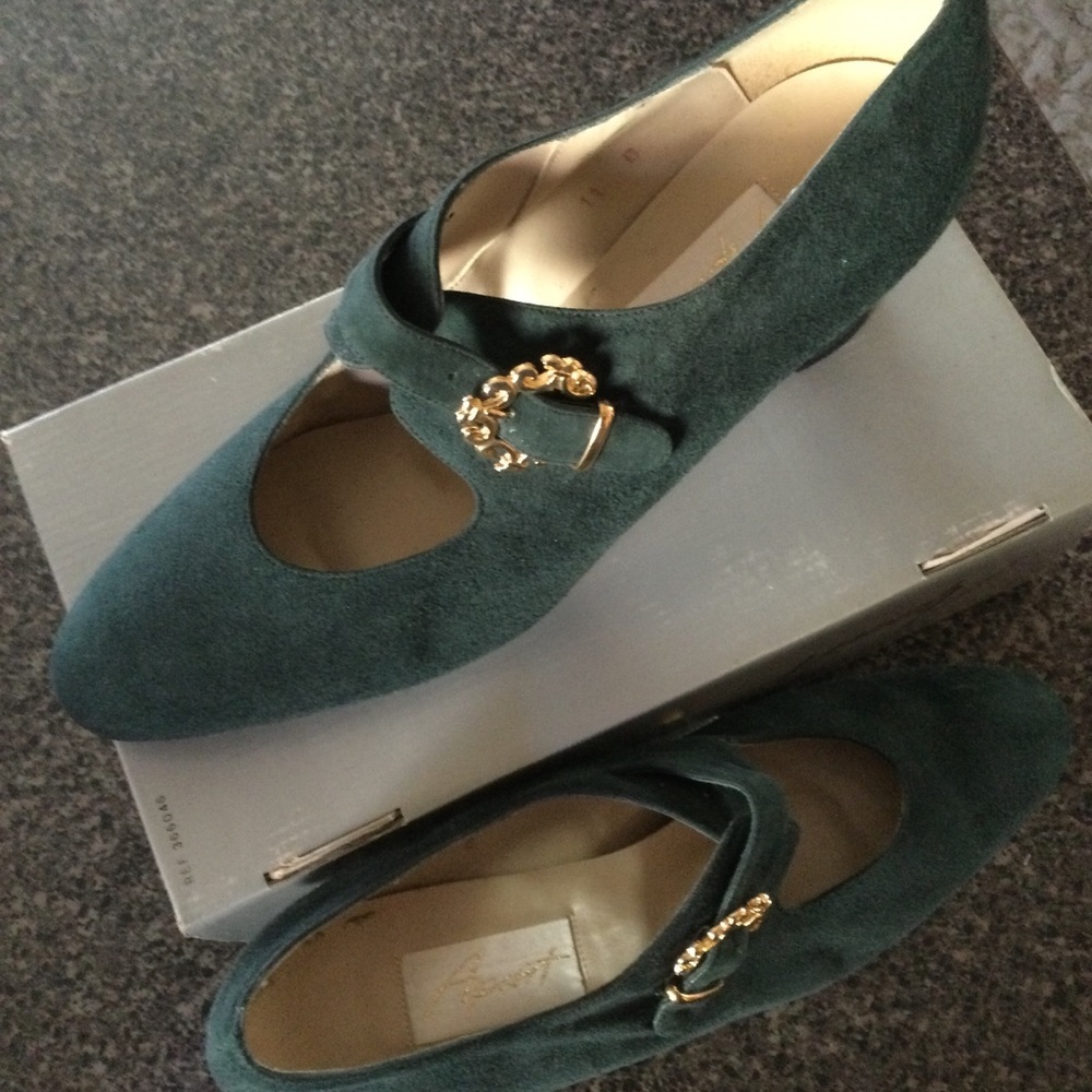 Shoes - Picture 4 of 5